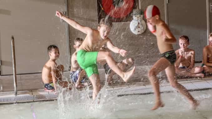 Watervoetbaltoernooi 1 zwembad Tijenraan