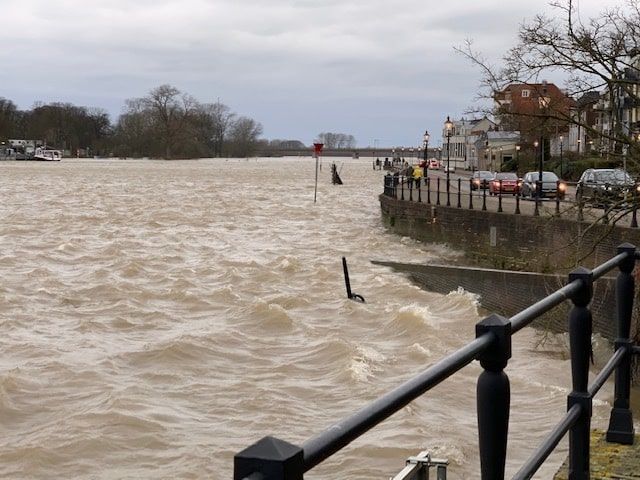 Wind stuwt hoog water in IJssel flink op