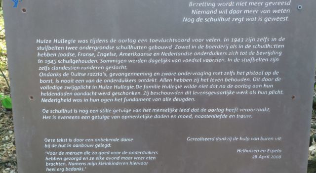 Plaquette bij de ingang van de onderduikershut in Helhuizen