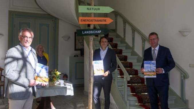 De drie bestuurders met en bij de wegwijzer (1 van 1)