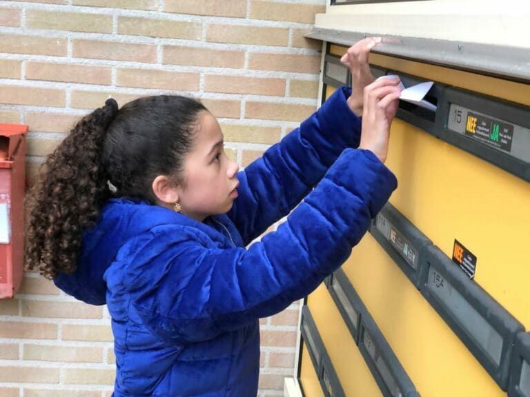Kinderen brengen honderden kaarten met zelfgemaakte foto’s langs bij Deventer woon- zorgcentra. ‘Van geven word ik blij’.