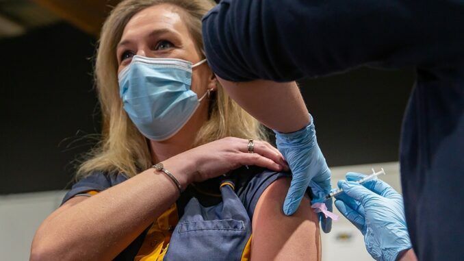 Foto-vaccinatie-GGD-IJsselland-fotograaf-Pedro-Sluiter-SITE