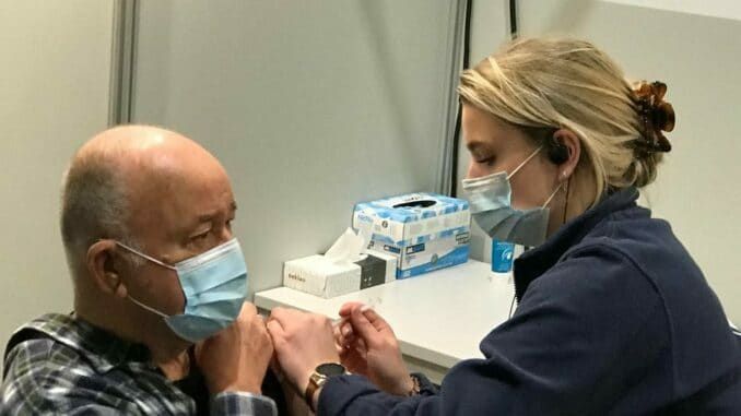 MBO-student-Rosalie-Bos-geeft-coronavaccinatie