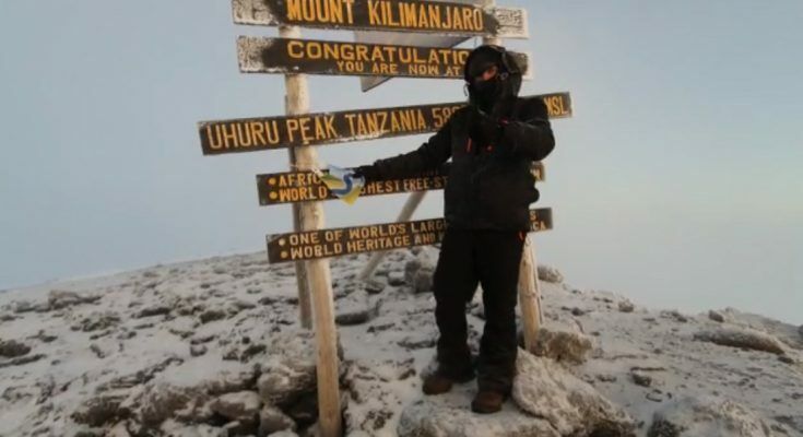 Sallandse Vlag op de top van de Kilimanjaro
