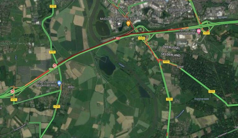 Lange file tussen Deventer en Twello door ongeluk op A1