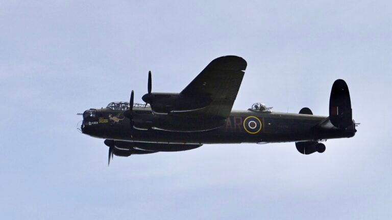 Lancaster bommenwerper vliegt toch over Bathmen