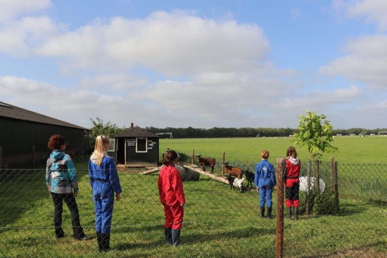 Kinderen uit Bathmen en Loo lopen mee met ondernemers tijdens Roefeldag