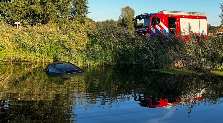 Visser glijdt met auto te water