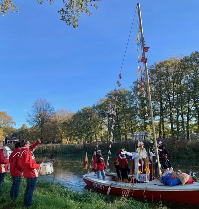 Sinterklaas wil al suppend Bathmen in