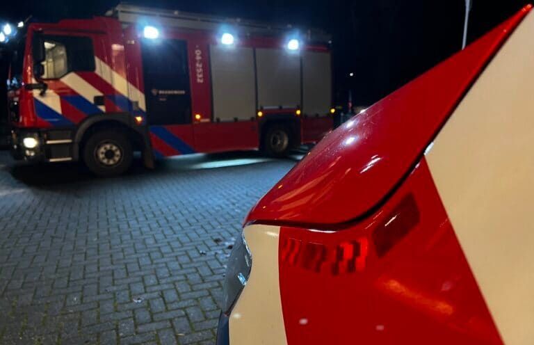 Auto in Bathmen door gladheid tegen boom, bestuurder ontzet