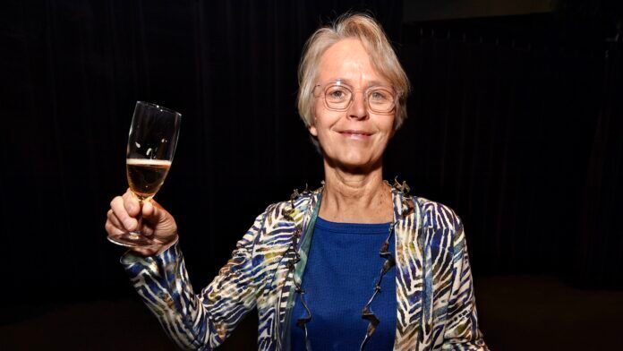 Waarnemend Burgemeester van Mastrigt Olst Wijhe glas champagne proosten proostend nieuwjaarsreceptie