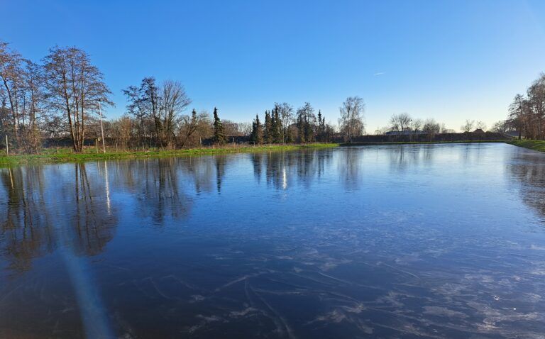 IJsbaan in Bathmen te dun om op te schaatsen winter ijs foto - Martijn van Wieringen IJs winter blauwe lucht bevroren water schaatsen natuur weer