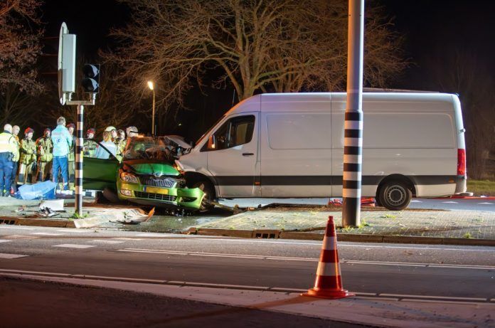 ongeluk n35 brandweer politie ambulance bestelbus auto n35 n348