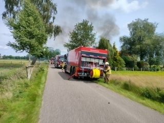 Brandweer rukt uit voor brand aan de Tuinksdijk in Raalte / Foto door: Patrick van Ommen brand brandweer tuinksdijk