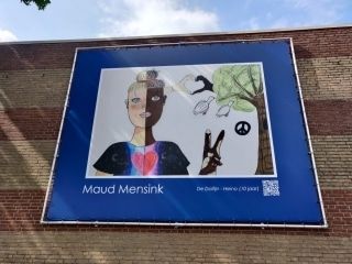 Het kunstwerk van Maud Mensink / Foto door: Benjamin Borgman kunstwerk molenhof Maud Mensink de dolfijn