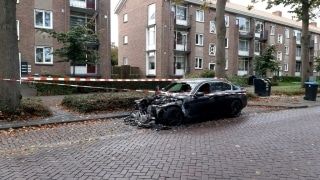 Auto gaat in vlammen op aan de Johannes van Vlotenlaan in Deventer / Foto: Robbert Jan Wolzak brandstichting autobrand