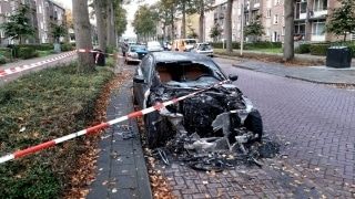 Auto gaat in vlammen op aan de Johannes van Vlotenlaan in Deventer / Foto: Robbert Jan Wolzak brandstichting autobrand
