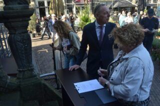 Ondertekening bij de Waag Vrouwendag 2025. foto: Daan Obdeijn
