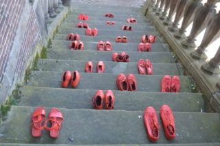 Rode schoenen op de trap van de Waag. Foto: Daan Obdeijn