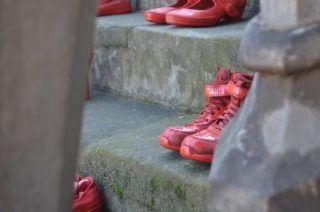 Rode schoenen op de trap van de Waag. Foto: Daan Obdeijn