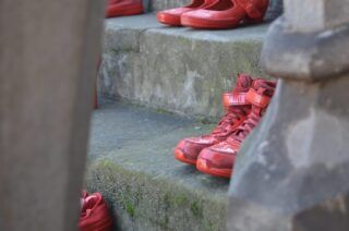 Rode schoenen op de trap van de Waag. Foto: Daan Obdeijn