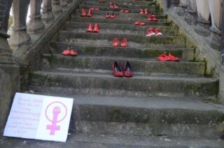 Rode schoenen op de trap van de Waag. Foto: Daan Obdeijn