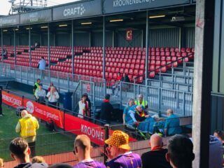 Dankzij de wensambulance kon een supporter van Go Ahead Eagles toch aanwezig zijn