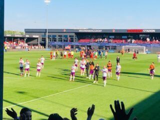 Speler bedanken supporters na de wedstrijd tegen Almere City