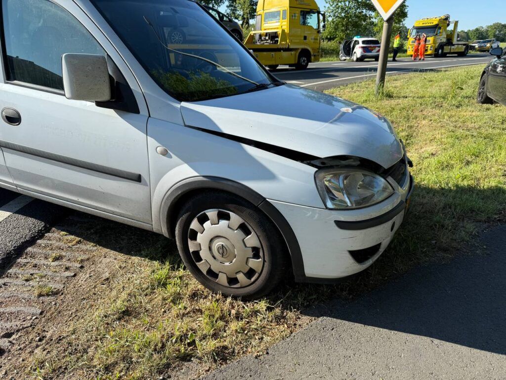 Huidige afbeelding: Schade aan de bestelbus na de botsing / Foto: Rens Hulman