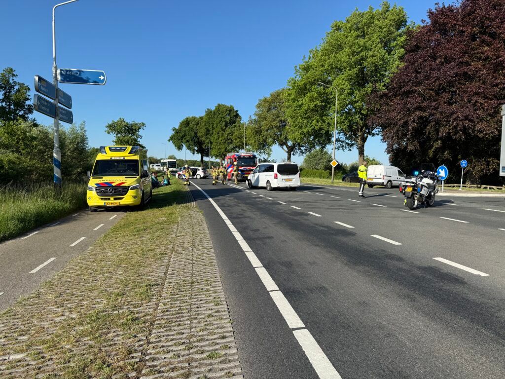 Huidige afbeelding: Hulpdiensten op de plek van de aanrijding / Foto: Rens Hulman