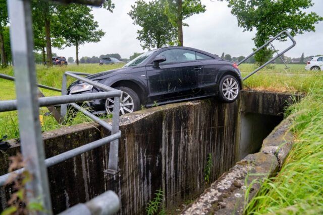 De auto belandde naast net naast de tunnel / Foto: Rens Hulman