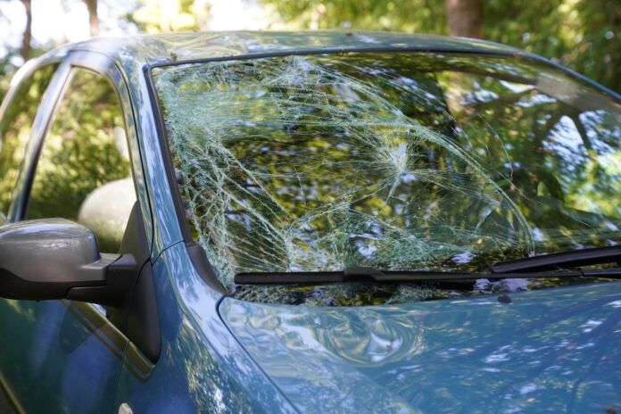 De auto na het ongek met schade aan de voorruit. / Foto Rens Hulman