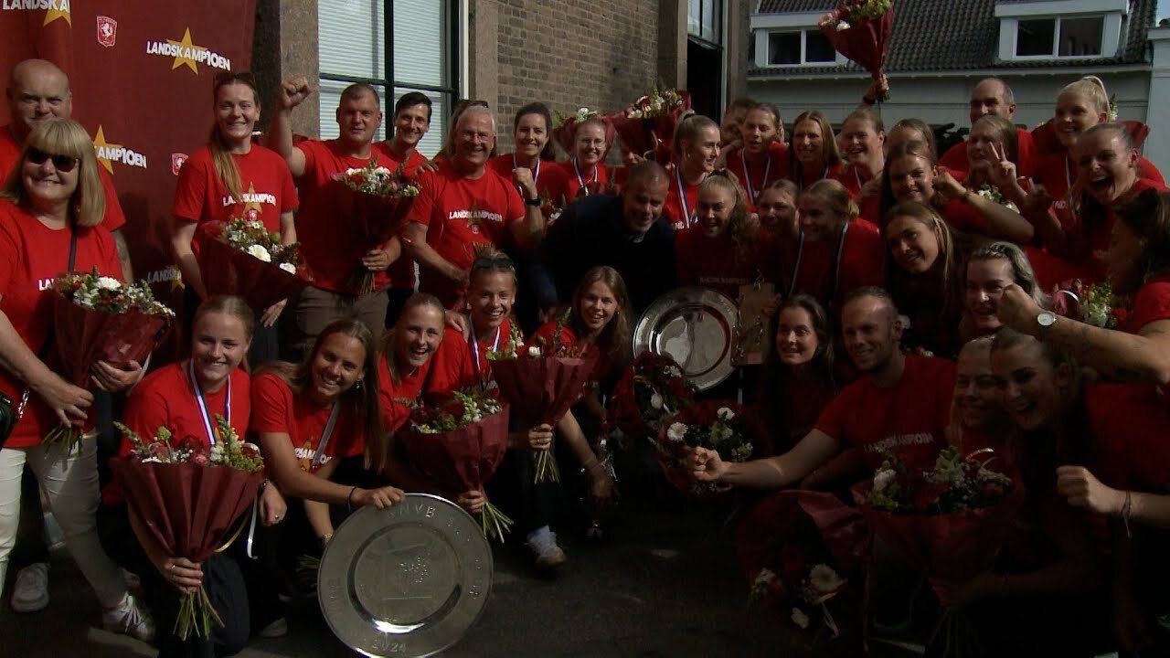 [VIDEO] Trainer Joran Pot uit Heino met FC Twentevrouwen kampioen: "Wij verdienen een groot complime