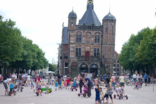 Vanavond op tv: Peuterdorp Deventer en Spelen op de Brink