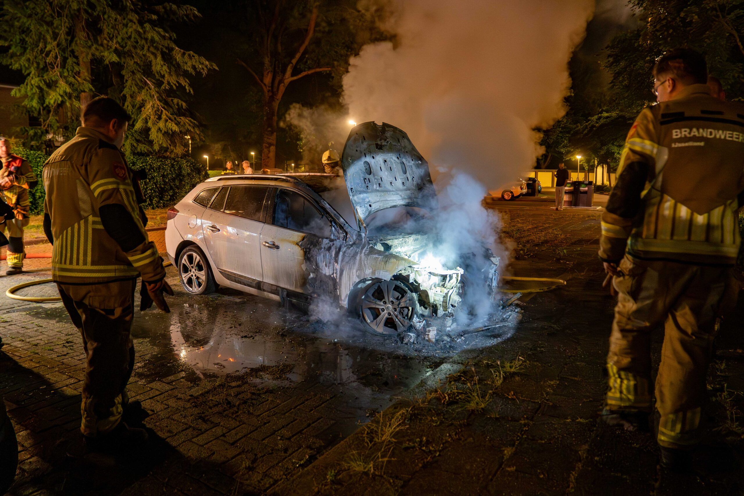 Geparkeerde auto in vlammen op in Deventer