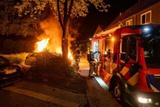 Het blussen van de auto / Foto: Rens Hulman