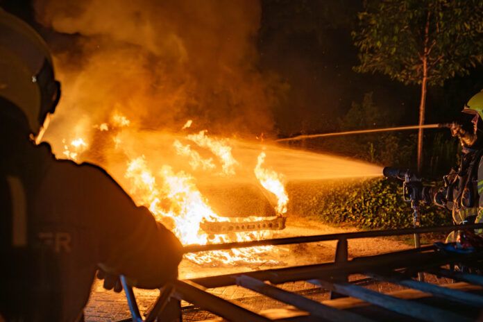 De auto in het midden van blussen / Foto: Rens Hulman