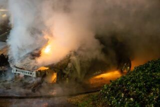 Het blussen van de auto / Foto: Rens Hulman