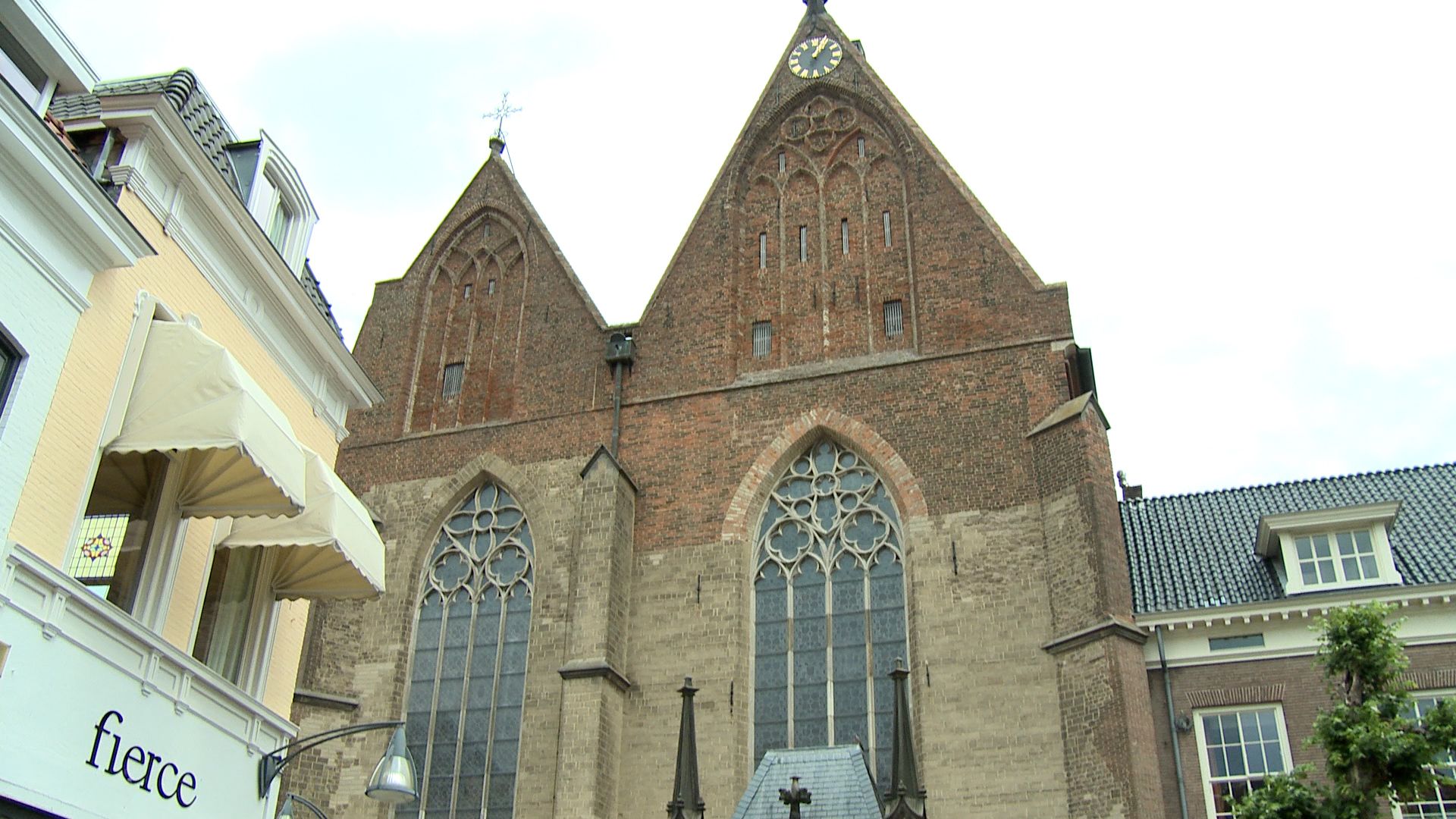 [VIDEO]Boekenschat in Broederenkerk Deventer: "Hele bijzondere miniaturen, initialen en mooi handsch