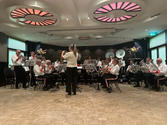 Showkorps Amicitia luidt de zomer in met concert in Logtenberg. Foto: Elleke de Vries