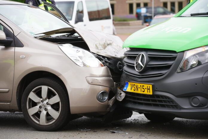 Busje en auto botsen op kruising Singel en Stationsstraat in Deventer. Foto: Rens Hulman