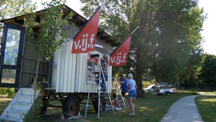 Voorbereidingen in volle gang voor V.IJ.F festival aan de IJssel. Foto: Elleke de Vries