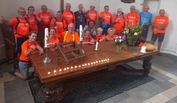 Jo Jansen (74) uit Wesepe loopt Vierdaagse van Nijmegen.