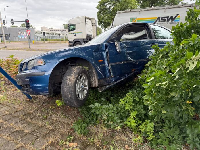 Auto vliegt uit de bocht in Deventer. Foto: Rens Hulman.