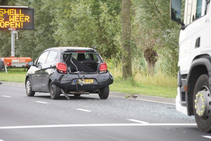 De auto en vrachtwagen na het ongeluk / Foto: Rens Hulman
