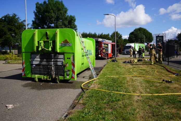 Vuilniswagen vat vlam in Heeten. Foto: Rens Hulman.