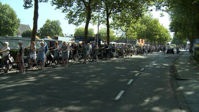 Veel belangstelling voor gratis fietsspiegels in Raalte