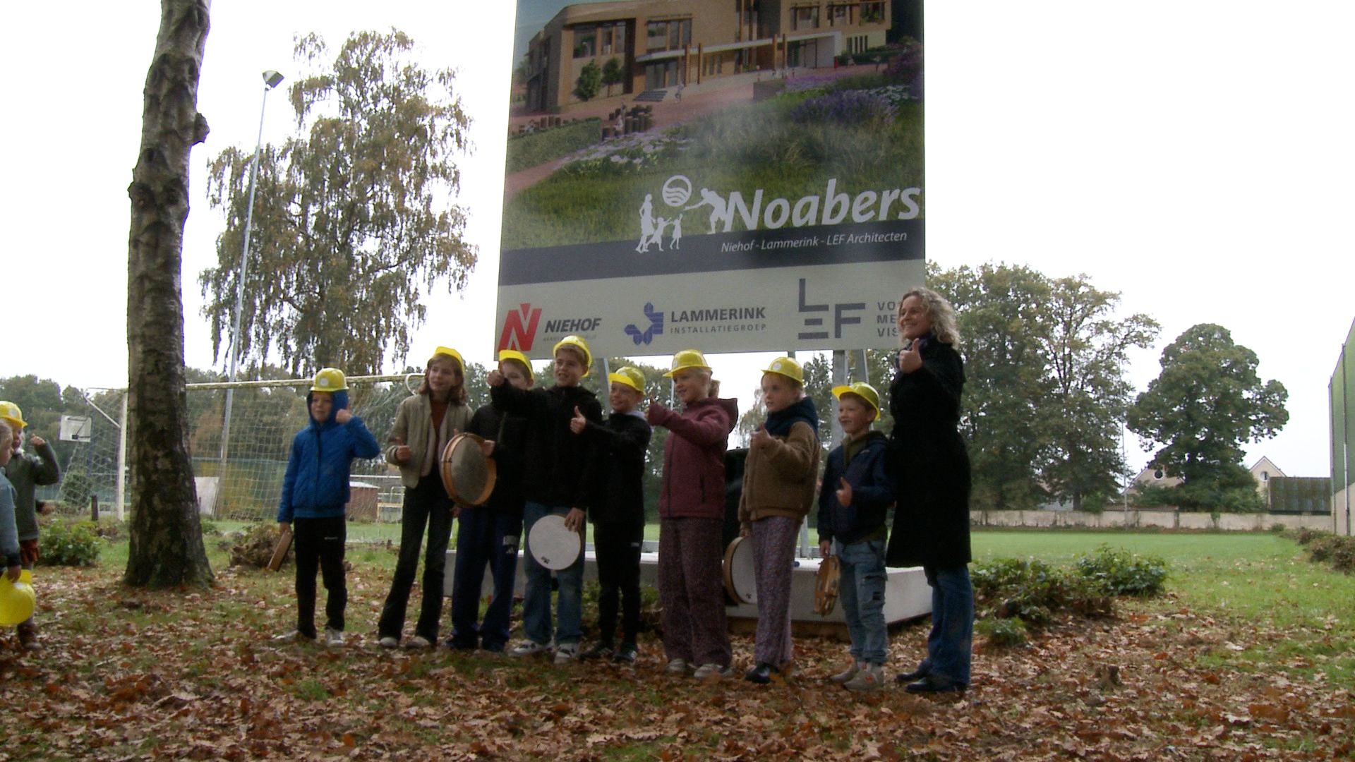 Basisschoolleerlingen onthullen bouwbord voor toekomstig kindcentrum Heeten