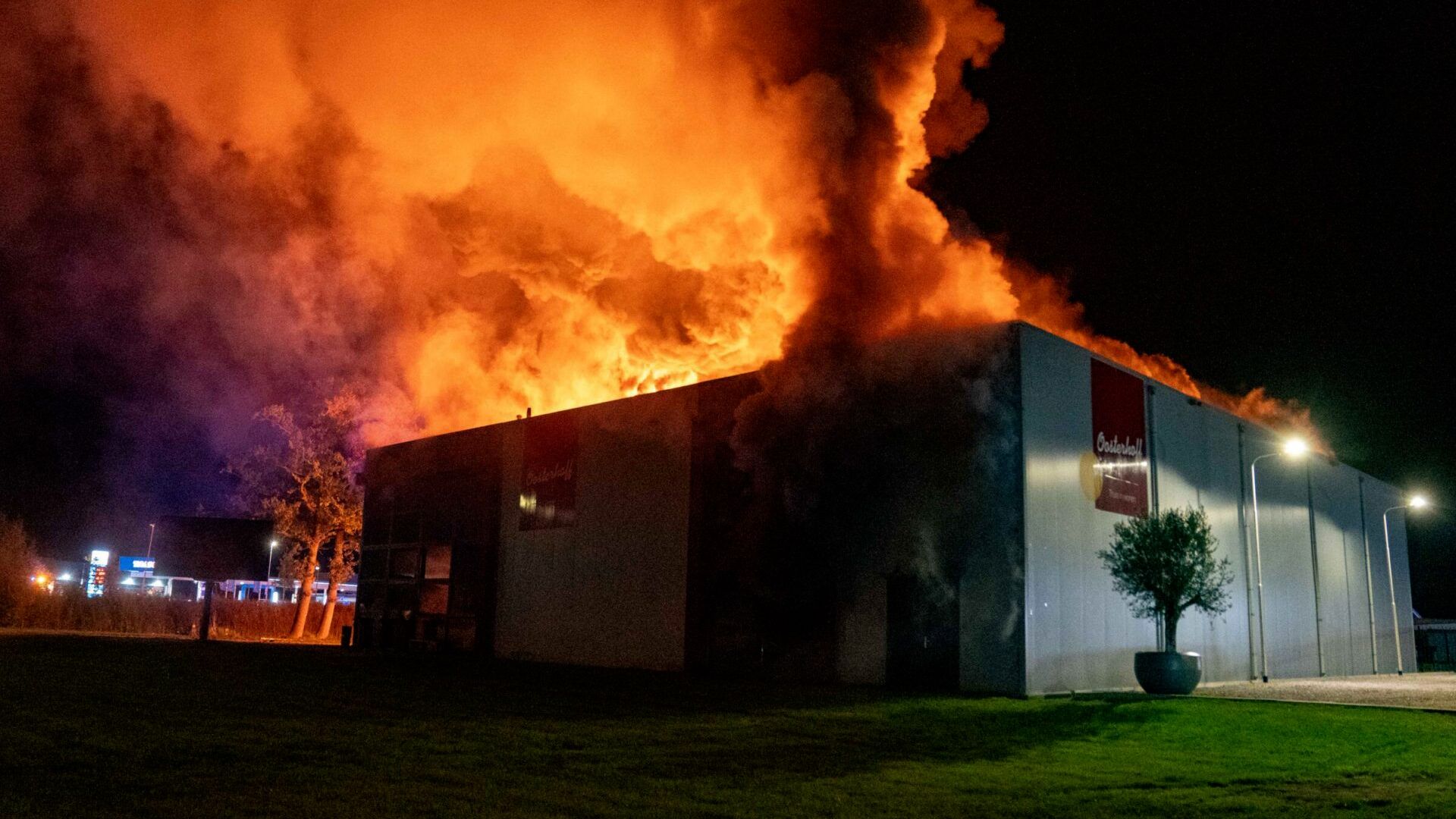 [VIDEO] Brand legt meubelzaak in Wesepe in de as: "Er zal wel een paar ton schade zijn, denk ik"