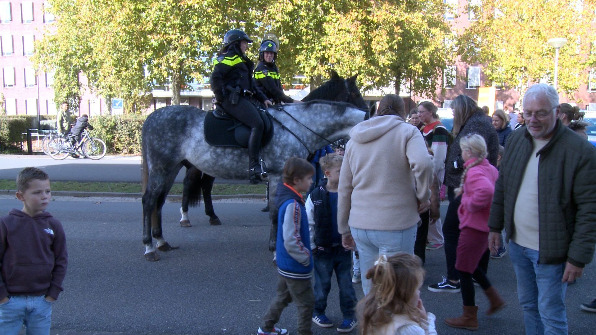 Open Dag Politie Deventer: "Mensen genieten ervan en het is een mooi begin van de vakantie"